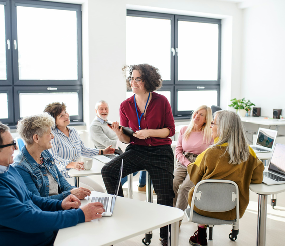 Groep senioren zit samen in een opleidingsruimte